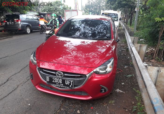 Mazda2 yang kedua spionnya juga hilang dicuri karena parkir sembarangan