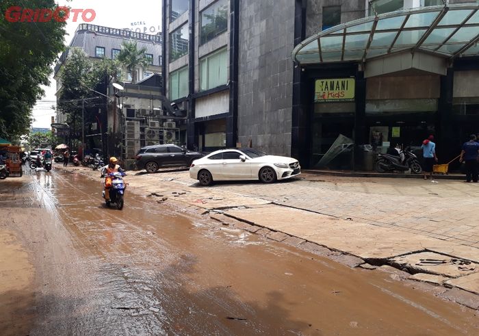 Lumpur masih menyelimuti Jalan Taman Kemang yang habis dilanda banjir sejak Sabtu,(20/2/2021)