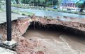 Mirip Dentuman Bom, Ternyata Jalan Amblas Sedalam 3 Meter, Satu Motor Masuk, Avanza Nyaris Kecemplung Juga