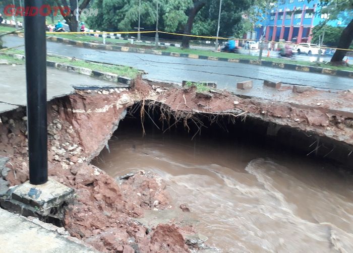 Jalan Boulevard, GDC amblas sedalam kurang lebih tiga meter saar hujan deras mengguyur wilayah tersebut sejak Senin malam (12/4/2021).