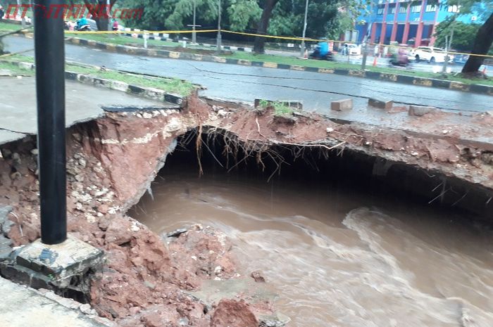 Jalan Boulevard, GDC amblas sedalam kurang lebih tiga meter saar hujan deras mengguyur wilayah tersebut sejak Senin malam (12/4/2021).