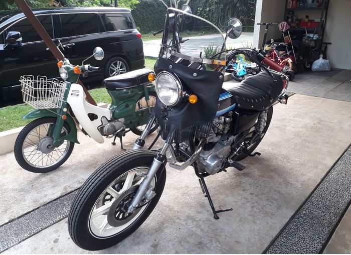 Yanaha XS650 (kanan) berkonsep Bosozoku