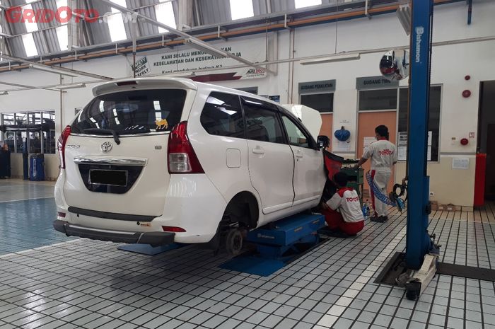 Ilustrasi servis Toyota Avanza di bengkel resmi