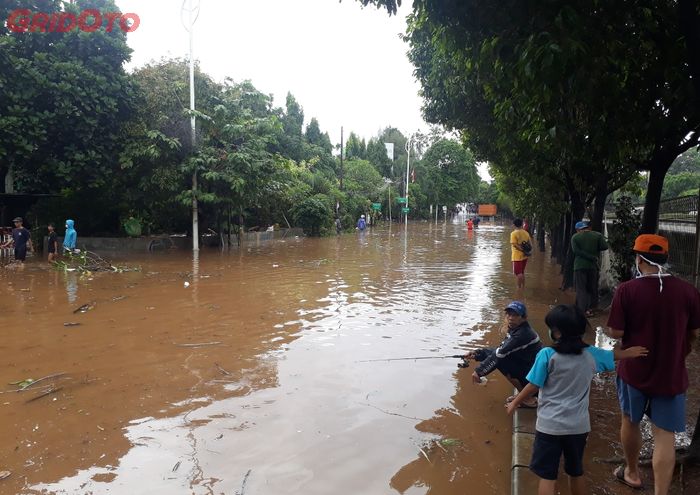 Dari kejauhan nampak 1 unit truk mogok karena banjir di Jalan TB Simatupang, Jakarta Selatan 