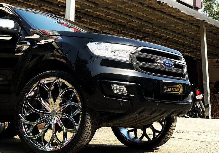 Modifikasi Ford Everest jadi cungkring pasang pelek 26 inci