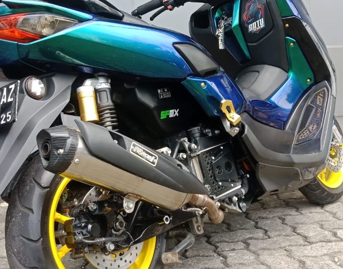 Yamaha NMAX repaint pelek berkelir kuning plus pasang knalpot ROB1