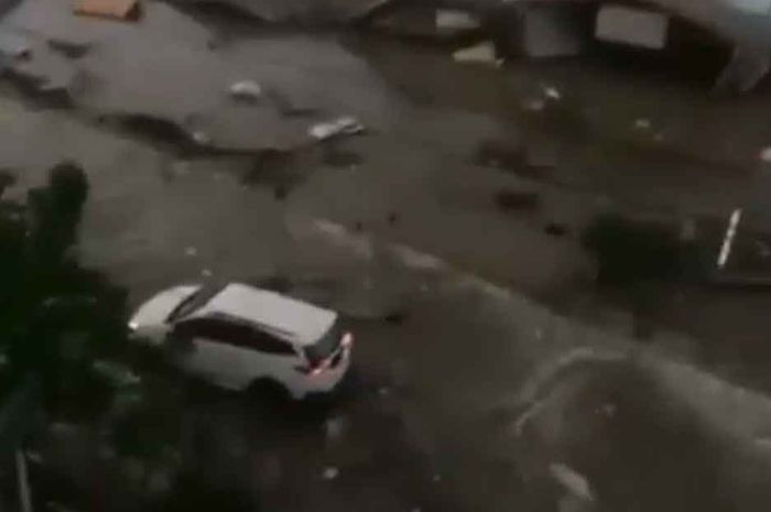 Detik-Detik Diduga Terios-Rush Tersapu Tsunami Saat Gempa Sulteng