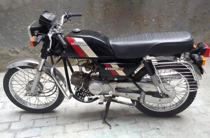 Bentuk standar Hero Honda CD100 SS tahun 2004