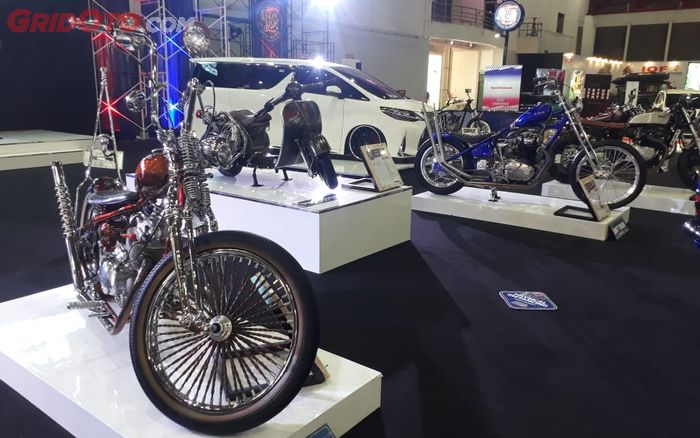 Jajaran motor custom di booth Indonesia Custom Show 
