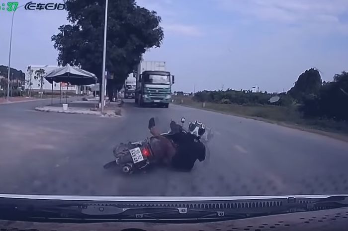 Detik-detik kecelakaan sebelum terlindas truk