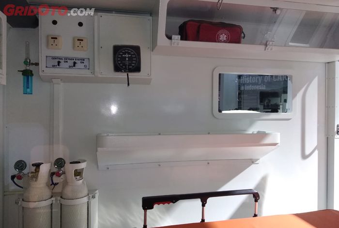  infus model geser, tabung pemadam, lemari ambulance jadi kelengkapan kabin