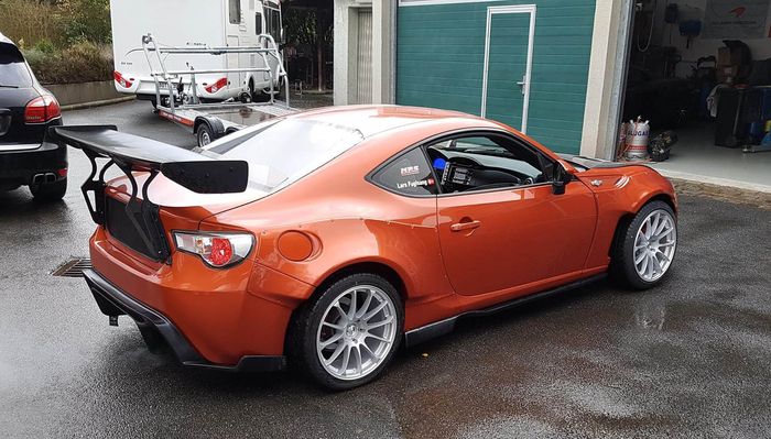 Eksterior Toyota 86 dimodifikasi jadi lebih lebar