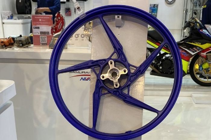 Pelek Chemco ARW-01  ring 17 motor bebek Jupiter Z dan MX King khusus untuk balap dijual di event GIIAS 2023.