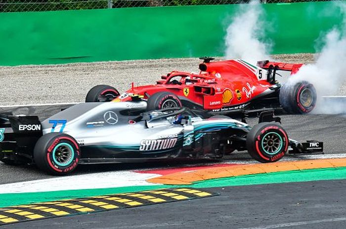 Mobil Sebastian Vettel melintir saat bersenggolan dengan mobil Lewis Hamilton tak lama setelah start