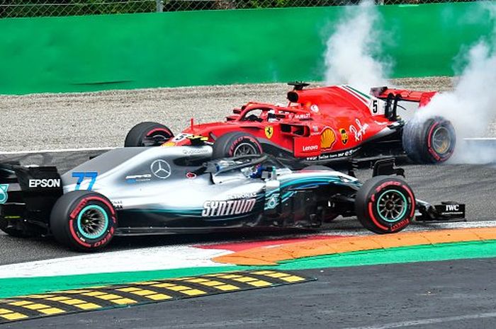 Mobil Sebastian Vettel melintir saat bersenggolan dengan mobil Lewis Hamilton tak lama setelah start