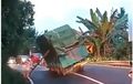Susah Payah, Truk Bermuatan Overload Ini Sampai Harus Diganjal Tiang Untuk Libas Tikungan