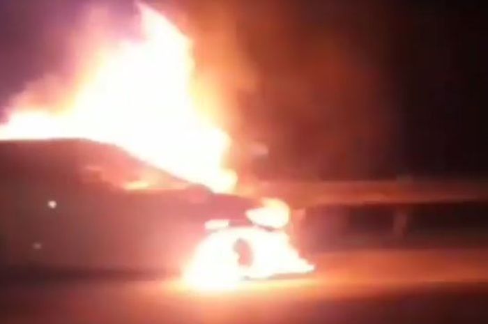 Sebuah Mazda2 hangus terbakar di tol Purbaleunyi