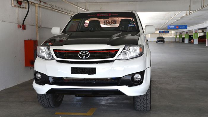Modifikasi Toyota Hilux bergaya sporty asal Malaysia