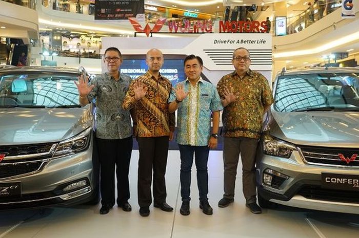 Perwakilan Wuling Motors dan PT Automobil Jaya Mandiri Sebagai Mitra Diler Di Semarang .