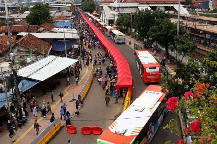 TransJakarta beroperasi di Jalan Jatibaru Tanah Abang  yang ditutup untuk umum serta angkot,