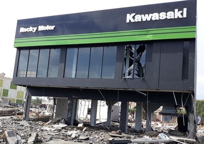 Dealer Kawasaki Palu, Rocky Motor hancur diterjang tsunami.