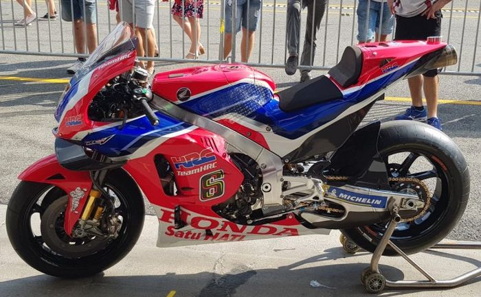 Motor RC213V dengan livery khusus di MotoGP Ceko, dipakai Stefan Bradl