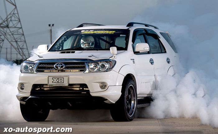 Modifikasi Toyota Fortuner lama bertenaga 800 dk