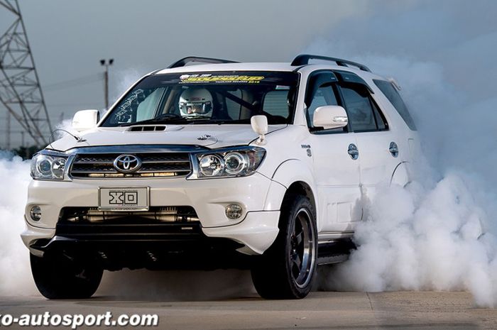 Modifikasi Toyota Fortuner lama bertenaga 800 dk