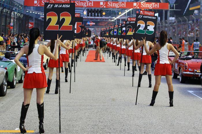 Sebelum balapan dimulai, grid girl sudah siap di posisi start pembalap