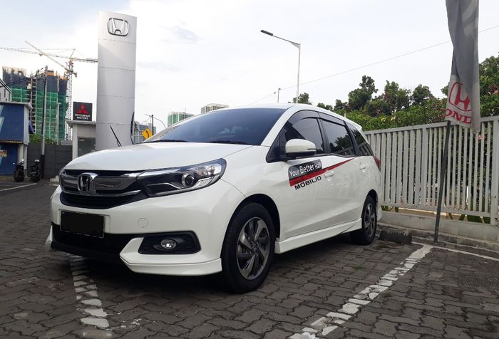 Ilustrasi mobil dibawah panas sinar matahari