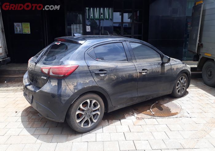 Mazda2 setelah terendam banjir yang tingginya mencapai pintu di Kemang, Jakarta Selatan