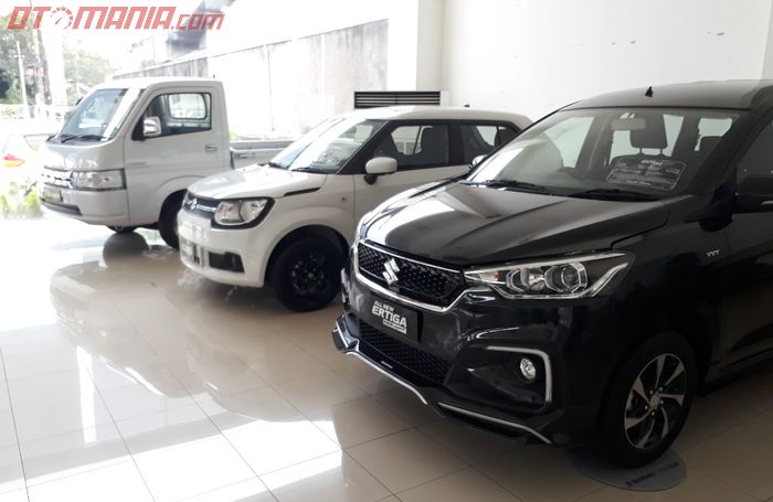 Deretan mobil Suzuki di dealer