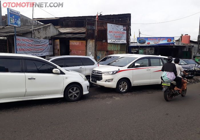 Toyota Innova dan MPV lainnya yang mengungsi di pinggir jalan karena banjir di Bekasi