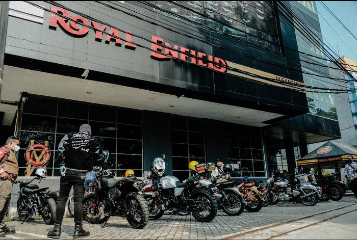 Deretan motor para peserta Custom Ride Royal Enfield di dealer Royal Enfield Pondok Indah, Jakarta Selatan