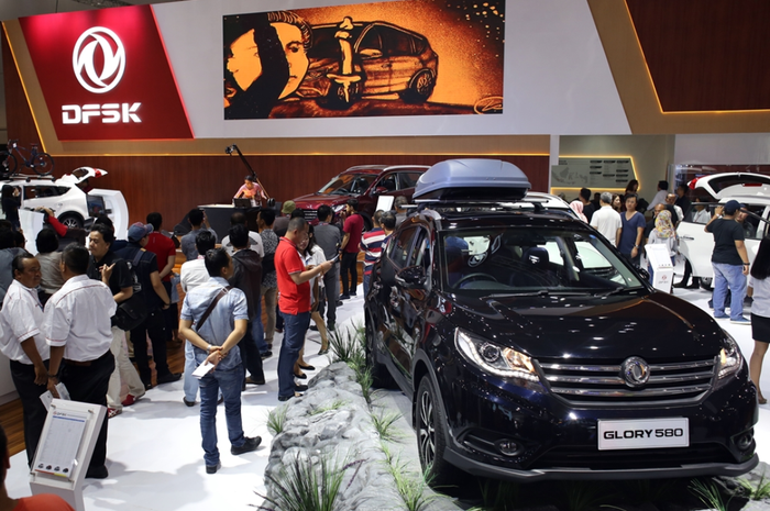 Suasana di booth DFSK dalam pameran otomotif di Kemayoran