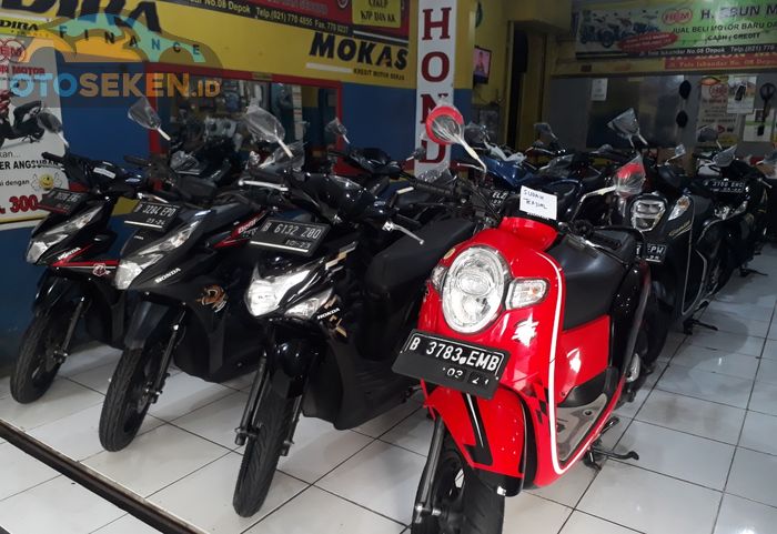 Honda BeAT dan Scoopy di showroom H. Ebun Motor