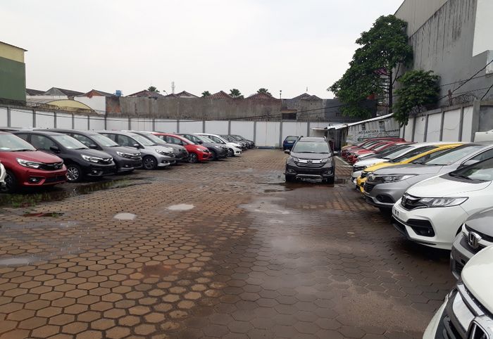 Deretan mobil Honda di dealer Chevrolet