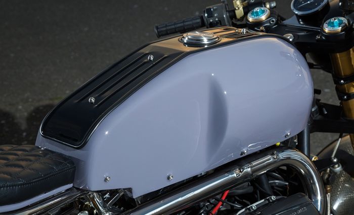 Tangki lebih mengotak khas cafe racer dan laburan warna abu-abu yang seksi