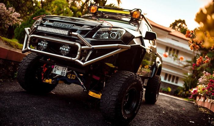 Pelek Lenso Zeus ukuran 16 inci yang dibalut ban merek Cooper All Terrain