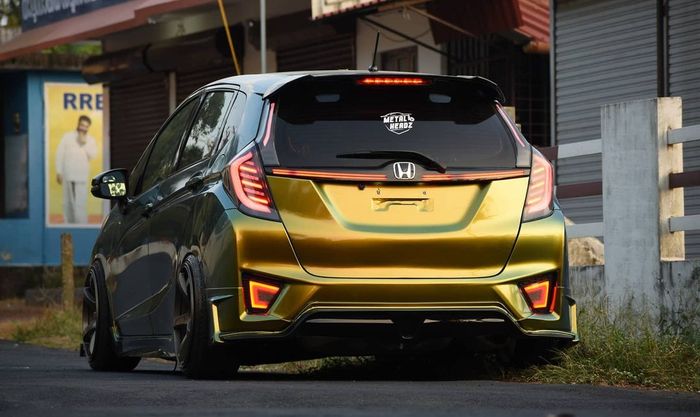 Tampilan belakang modifikasi Honda Jazz GK5 yang eye-catching