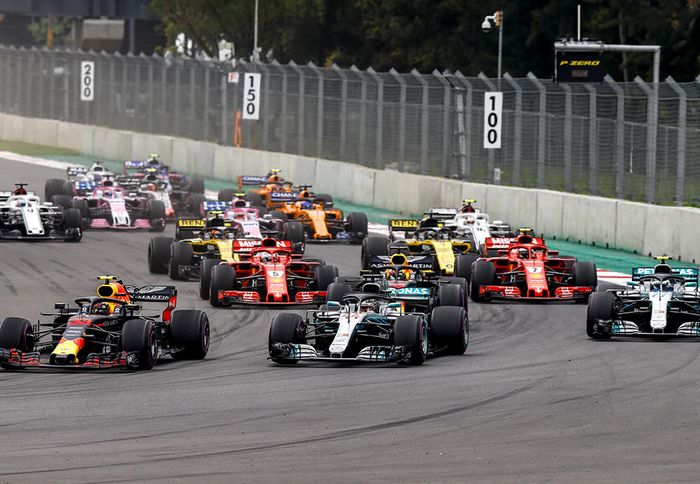 Lewis Hamilton (depan tengah) saat start seri ke-19 GP F1 Meksiko. Menurutnya 21 balapan musim 2018 saja sudah kebanyakan