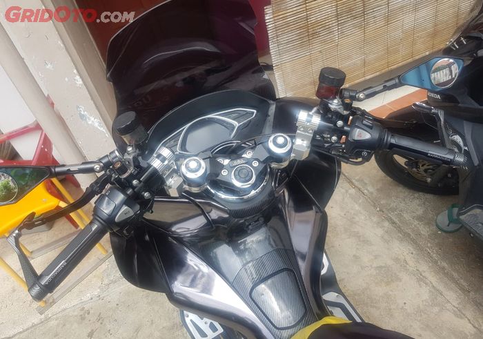 Stang jepit Black Diamond terpasang di Honda PCX 150.