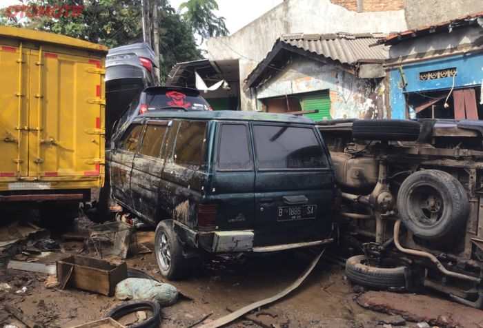Isuzu Panther dan truk korban banjir di Pondok Gede Permai, Jati Asih, Bekasi, Jabar (3/1/2020)