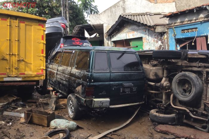 Isuzu Panther dan truk korban banjir di Pondok Gede Permai, Jati Asih, Bekasi, Jabar (3/1/2020)