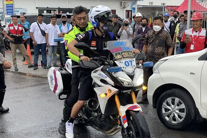 Franco Morbidelli tertangkap kamera tengah menumpang motor milik polisi di Sirkuit Internasional Mandalika