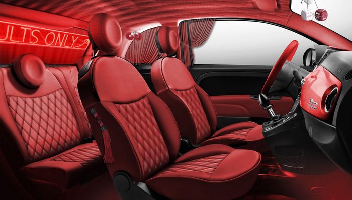 Lapisan warna merah menambah kesan eksotis kabin