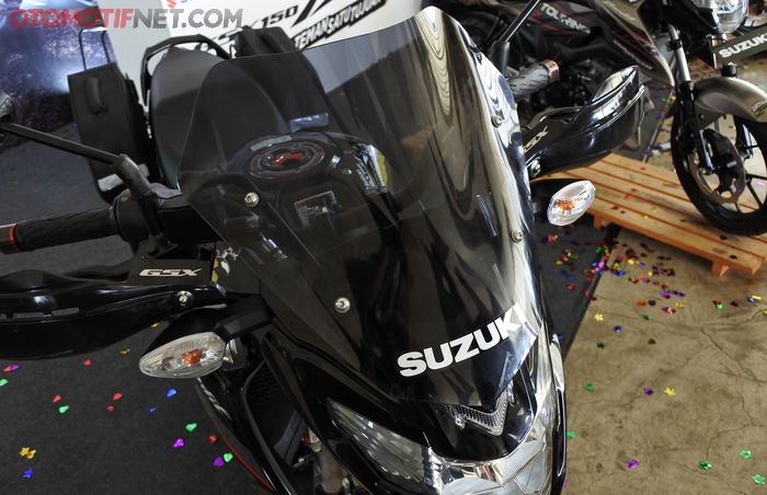 Wndshiedl dijual berikut braketnya.