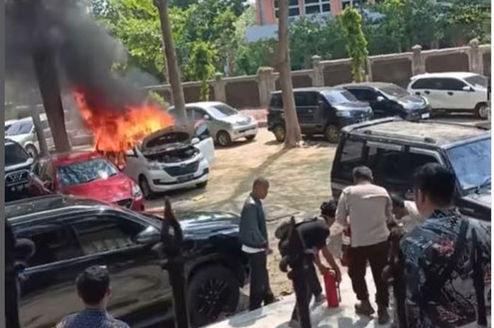 Toyota Avanza terbakar di parkiran kampus ISI Solo saat acara wisuda, (18/10/23)