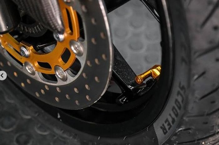 Pentil tipe miring terpasang di matic Yamaha XMAX perlu penyesuaian