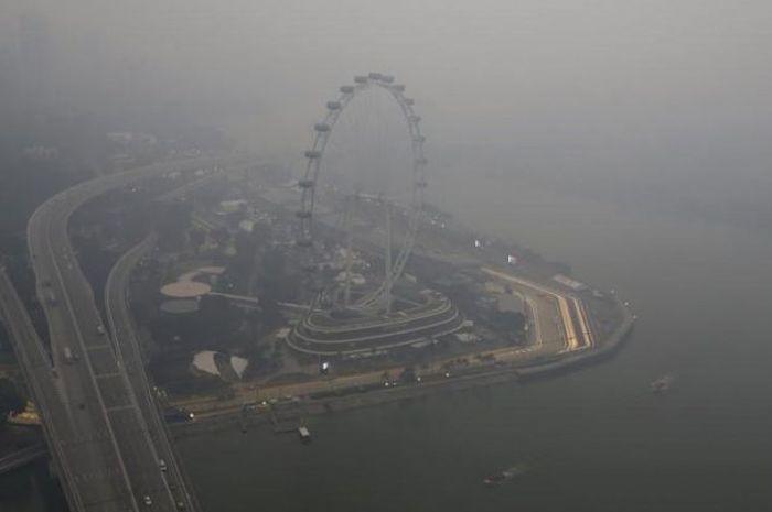 Sebuah sudut sirkuit Marina Bay tempat digelarnya F1 Singapura tampak samar-samar akibat kabut asap